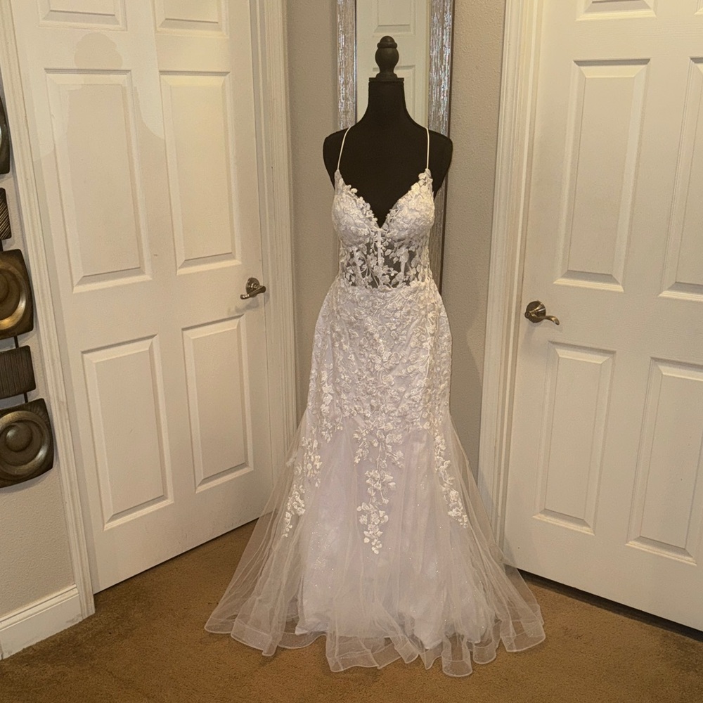 Elegant White Lace Wedding Dress